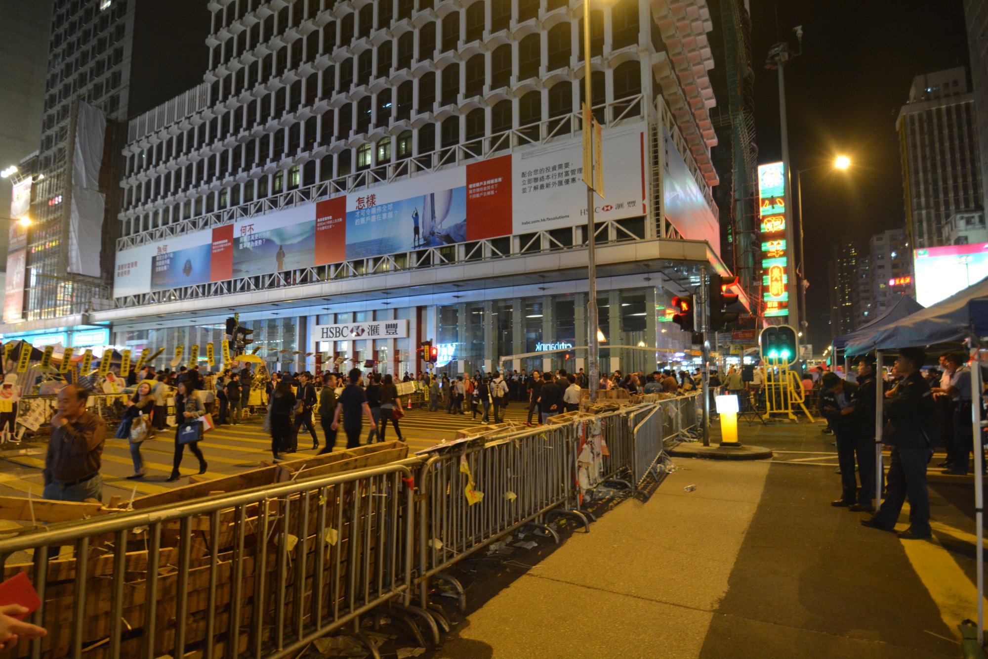香港デモ隊と対峙する警察隊