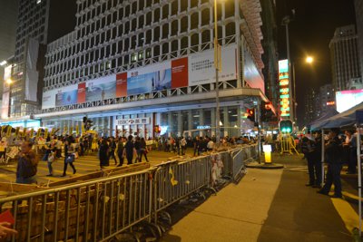 香港デモ隊と対峙する警察隊