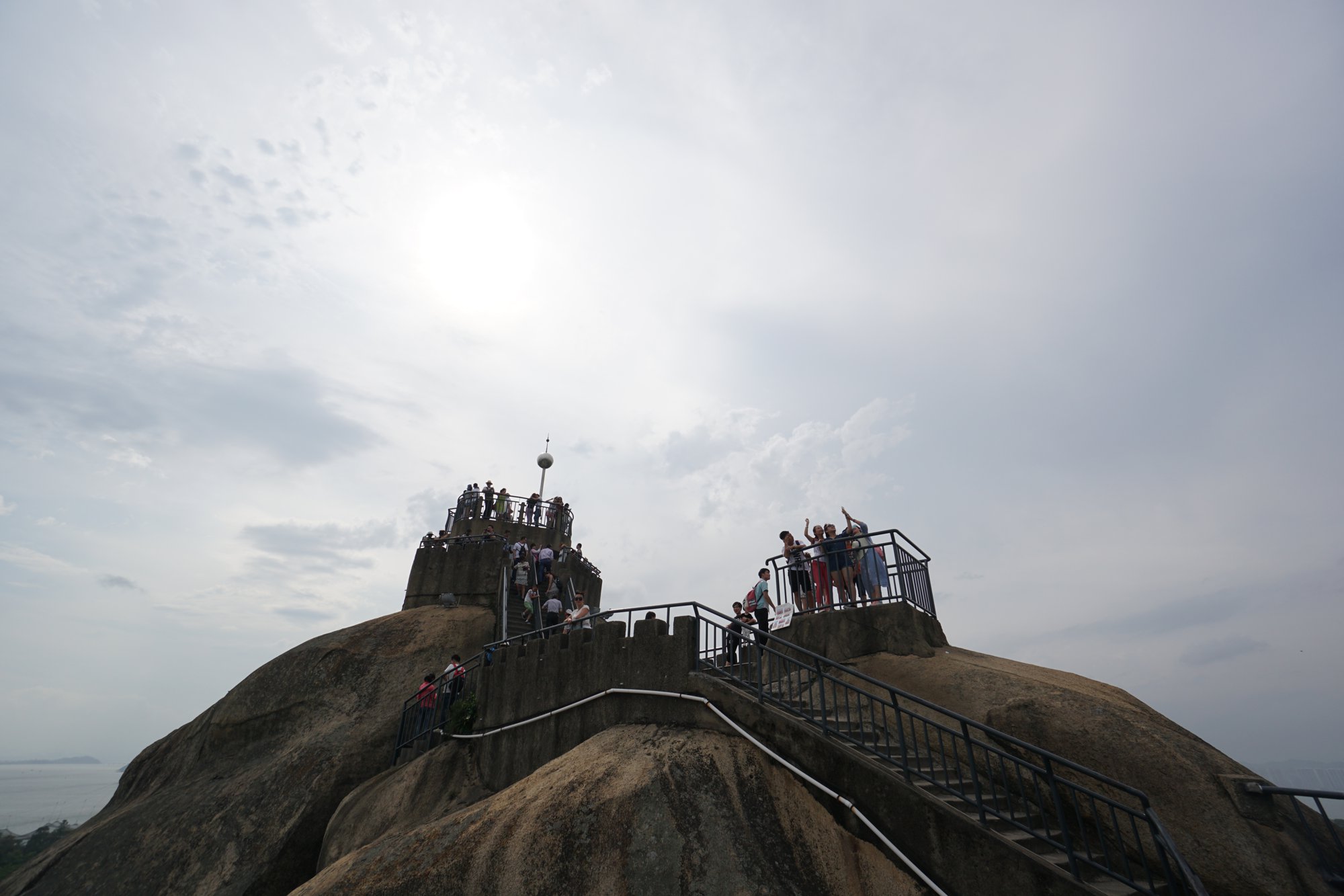 日光岩頂上の観光客