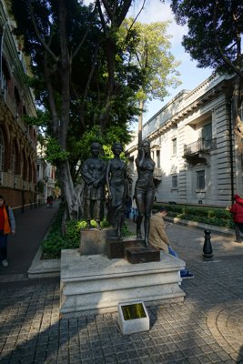 進化する中国人女性の像・・・？