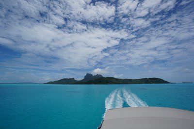 船の上からボラボラ島全景