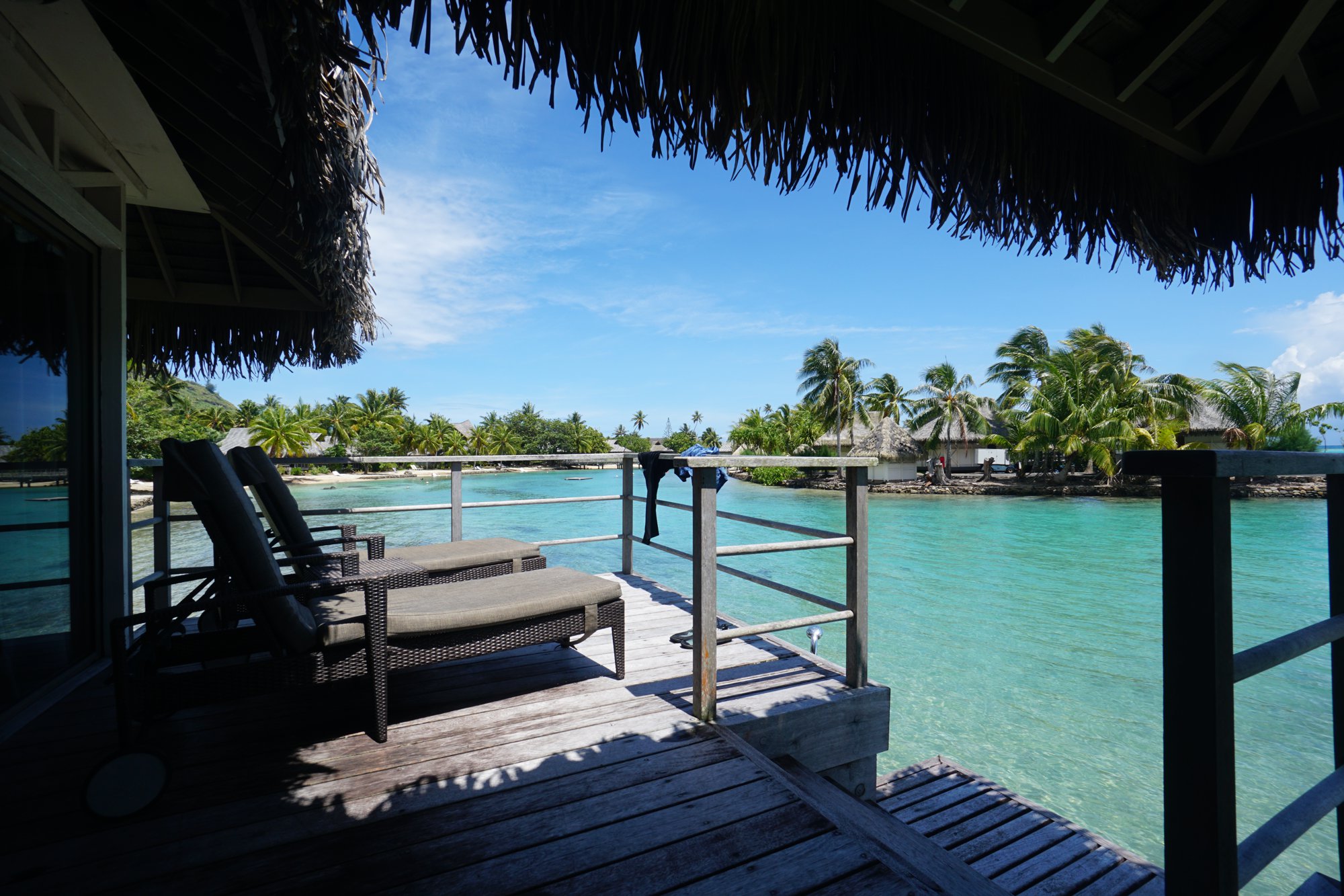 水上コテージのデッキ