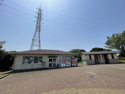 管理棟とトイレ