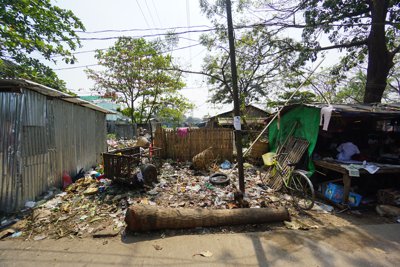 ゴミだらけの空き地