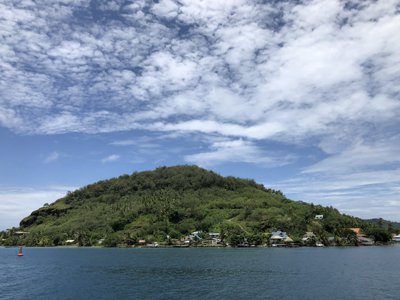 ボラボラ島北部の集落 (フェリー上から)