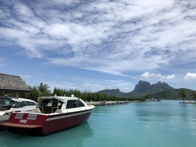 ボラボラ島と空港のフェリー埠頭