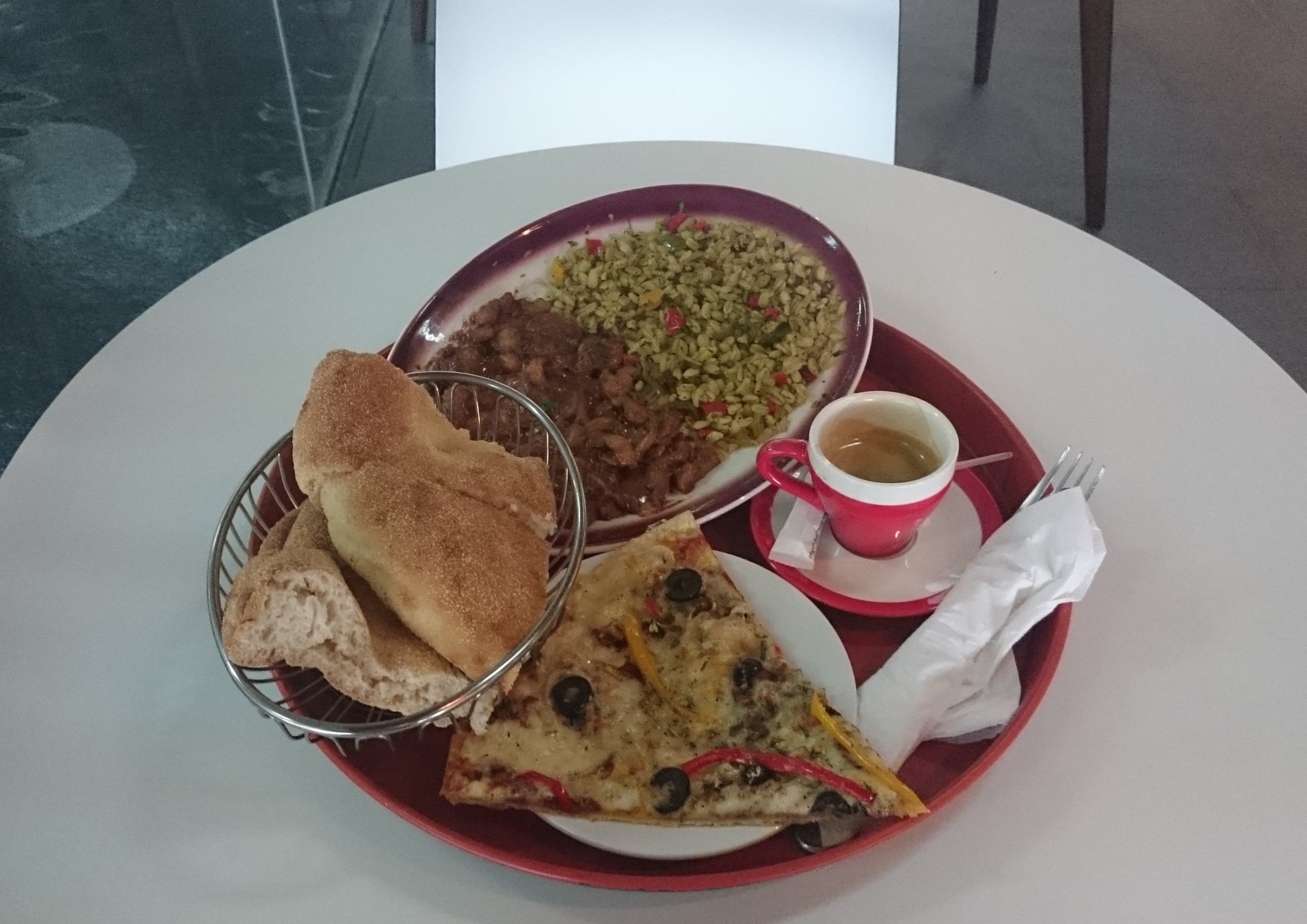 タンジェ・メッドの港で食べたメシ