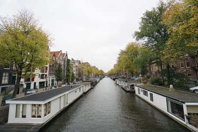 運河に浮かぶ家