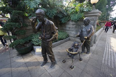 観光？するファミリーの銅像 (沙面島)