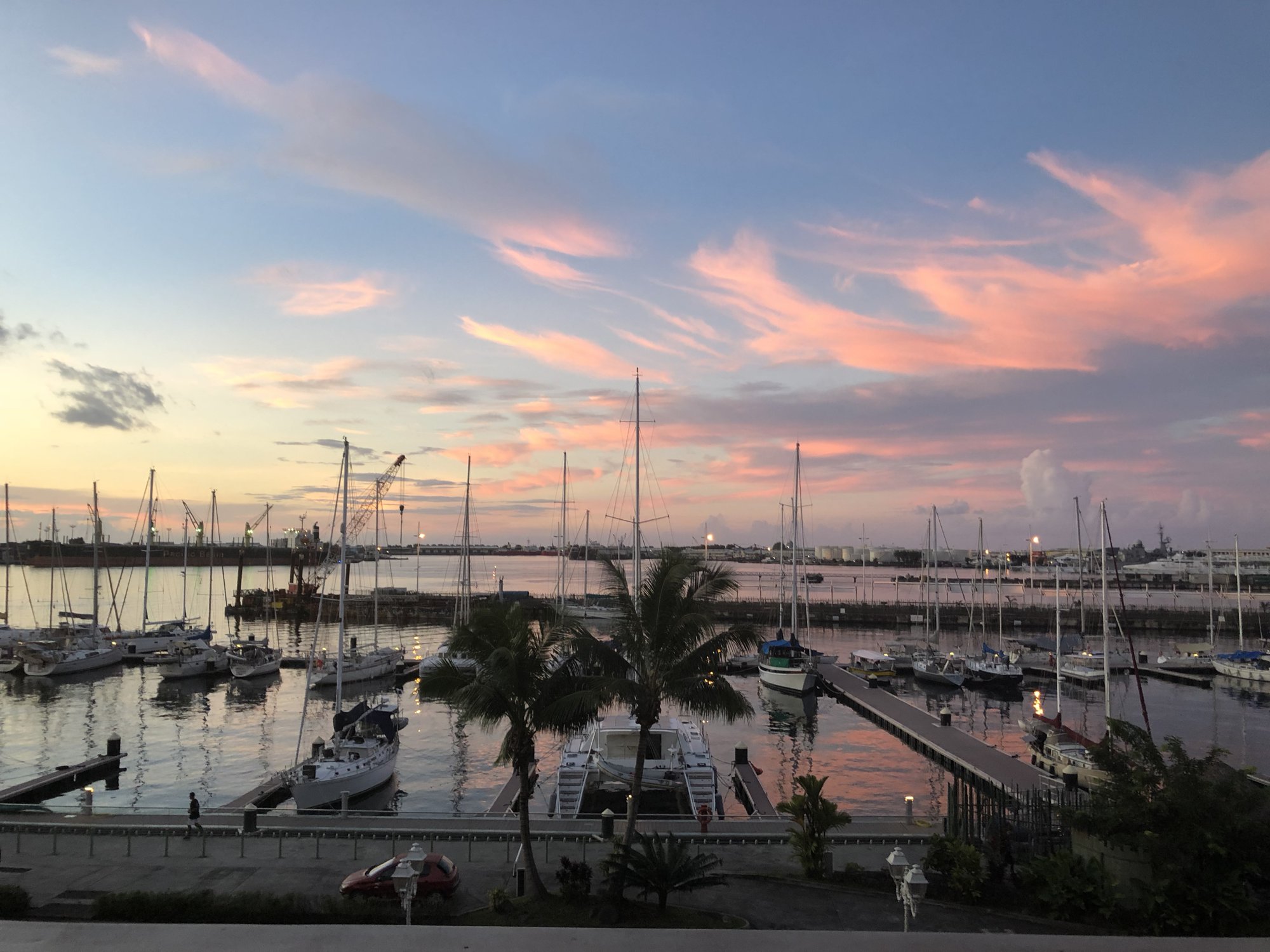 夕焼けのマリーナ (パペーテ)