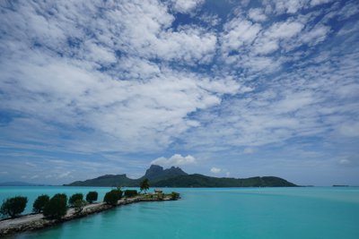 空港からのボラボラ島全景