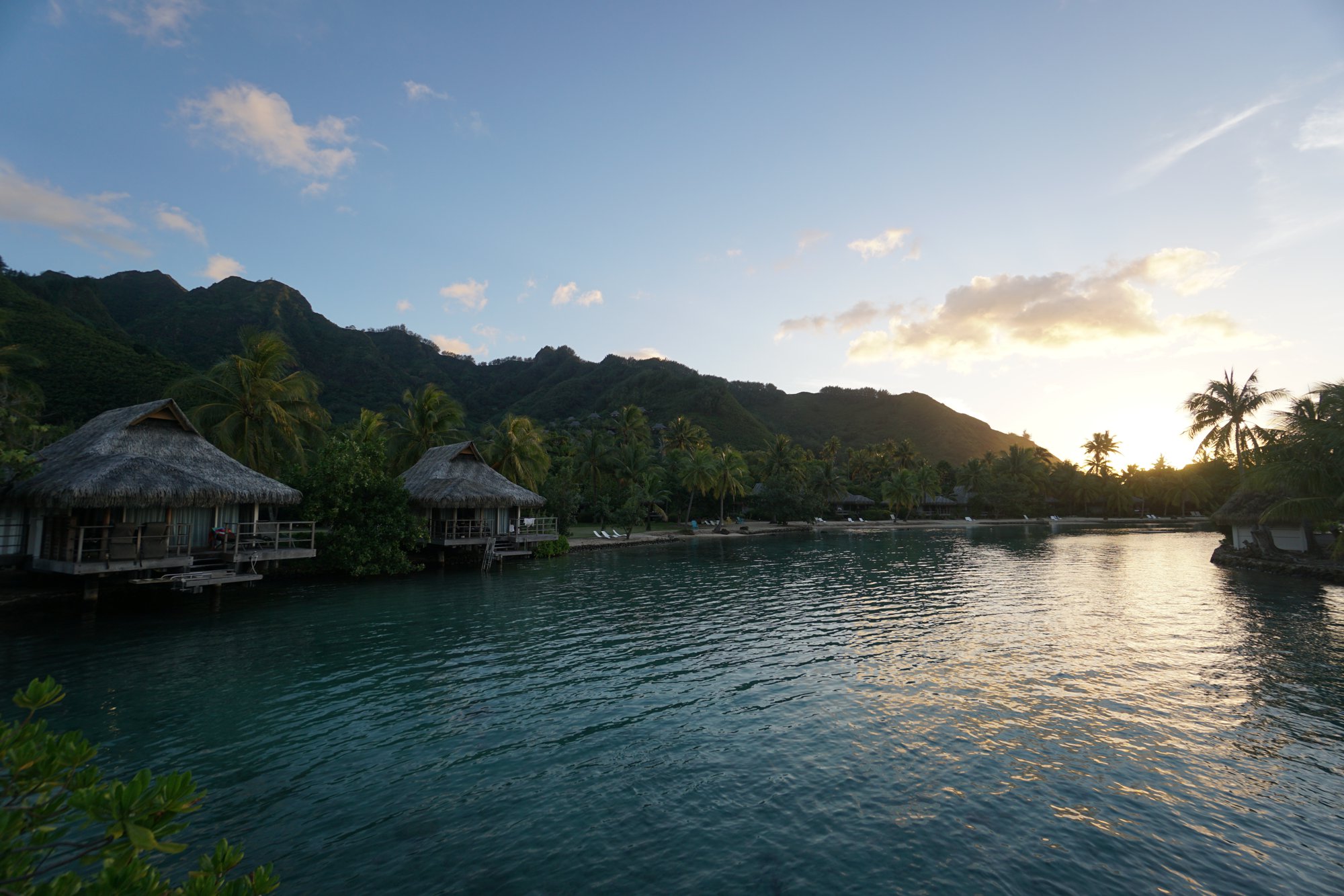 夕焼けと水上コテージ (インターコンチネンタル・モーレア)
