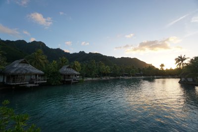 夕焼けと水上コテージ (インターコンチネンタル・モーレア)