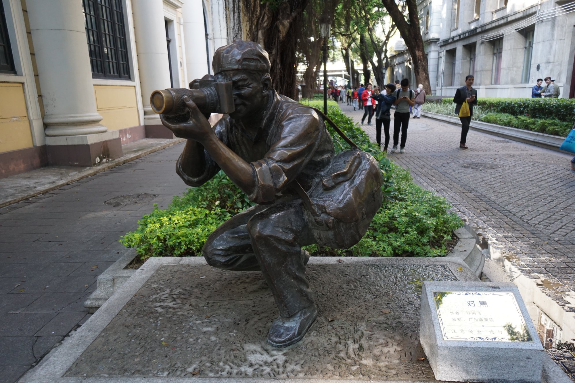 カメラ小僧の像