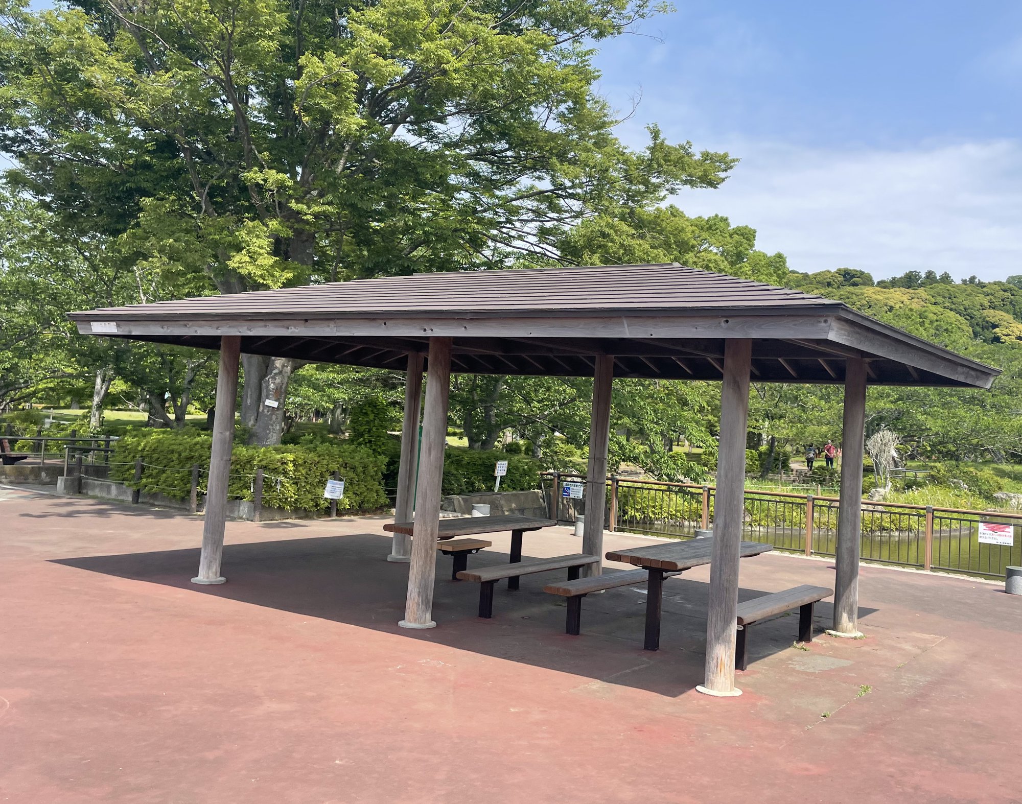 池のそばの休憩所